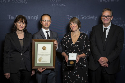 Dr Anne Horne and team from the University of Auckland receiving the HRC Liley Medal